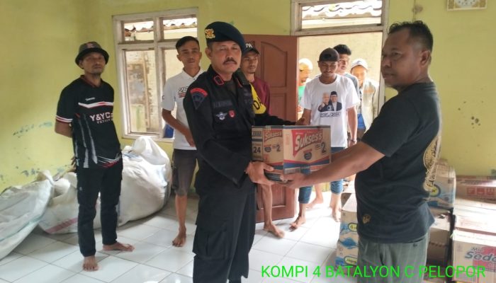Tim SAR Brimob Jabar Bersama Polda Jabar dan Polres Sukabumi Bagikan Sembako Untuk Warga Terdampak Banjir di Kabupaten Sukabumi