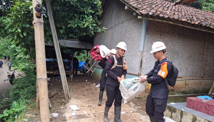 Hari ke 4 Brimob Polda Jabar Lakukan Evakuasi paska bencana Banjir Bandang di Sukabumi.