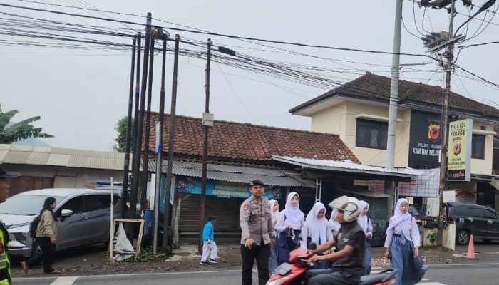 Berikan Rasa Aman, Polsek Kadungora Gatur Lalin Pagi