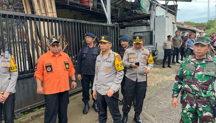 Wadansat Brimob Polda Jabar dampingi Kapolda Jabar dalam melaksanakan Pengecekan Korban Paska Bencana Sukabumi