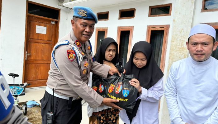 Sie Propam Polres Garut Salurkan Bantuan Sosial ke Pondok Pesantren