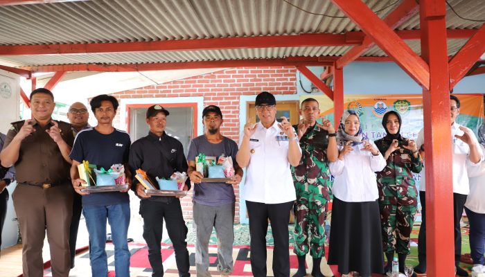 Pemkot Cimahi Serahkan Bantuan Sarana Budidaya Pertanian Pada Petani Cabai