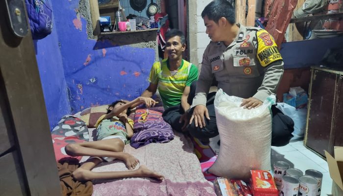 Sambang Bhabinkamtibmas di Kelurahan Ciwalen, Berikan Bantuan Kepada Keluarga Yang Sakit Menahun