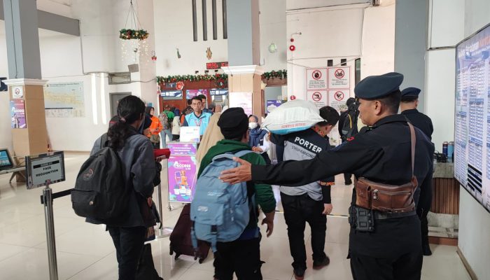 Brimob Jabar Pastikan Keamanan di Stasiun Kiaracondong Tetap Kondusif