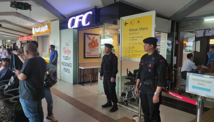 Pastikan Keamanan di Stasiun Bandung Tetap Kondusif, Brimob Jabar Gencarkan Patroli