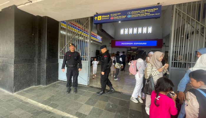 Brimob Jabar Pastikan Kamtibmas Tetap Kondusif di Stasiun Kota Bandung