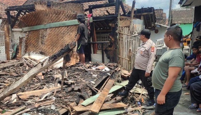 Polsek Leles Evakuasi Kebakaran Rumah Panggung di Desa Cipancar