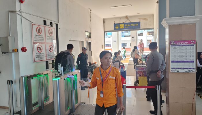 Brimob Polda Jabar Melaksanakan Pengamanan di Stasiun Kiaracondong Dalam Rangka Akhir Liburan Tahun Baru 2025