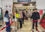 Sat Brimob Polda Jabar Amankan Stasiun Kota Bandung Dalam Rangka Akhir Liburan Tahun Baru 2025