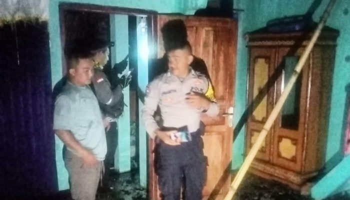 Polisi Evakuasi Kebakaran Rumah Warga di Bayongbong