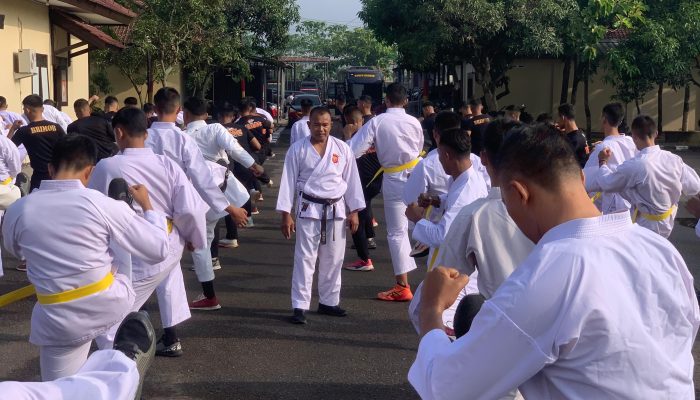 Tingkatkan Kemampuan, Anggota Satbrimob Polda Jabar Laksanakan Latihan Beladiri