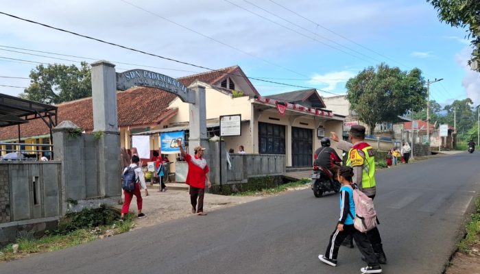 Berikan Rasa Aman, Polsek Pasirwangi Gatur Lalin Pagi