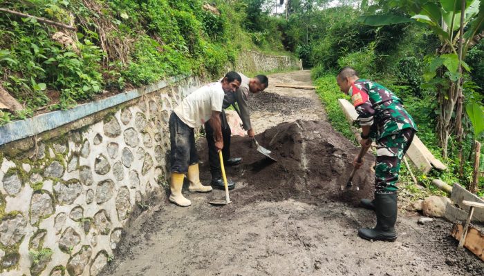 Sinergitas TNI-Polri Gelar Kerja Bakti Pengecoran di Banjarwangi