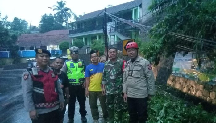 Polisi Evakuasi Tanah Longsor Tutup Akses Jalan di Limbangan