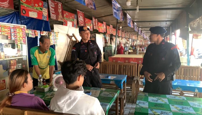 Brimob Sambangi Kumpulan Warga dan Berikan Himbauan Tentang Harkamtibmas