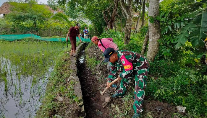 Babinsa Koramil 12/Rajeg Ajak Warga Desa Tanjakan Kerja Bakti Cegah Banjir