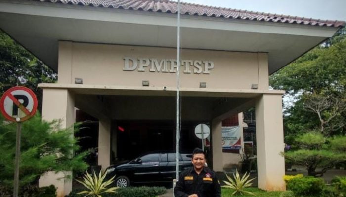 Kibarkan Bendera Merah Putih Lusuh dan Koyak, LSM GEMPUR Layangkan Surat Somasi ke DPMTSP Kabupaten Tangerang