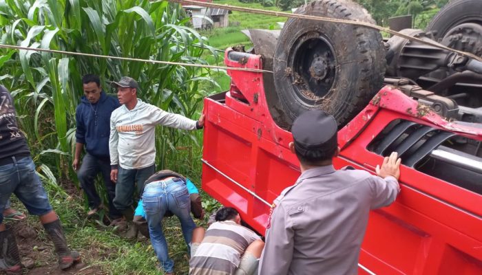 Polisi Evakuasi Kecelakaan Lalu Lintas Truk Engkel Terguling