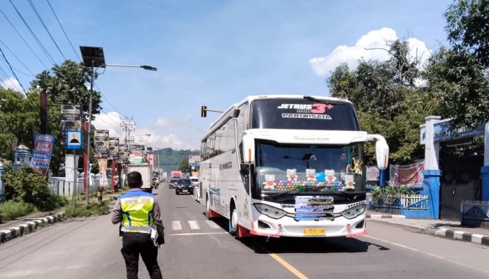 Polres Garut Terapkan Sistem One Way untuk Antisipasi Kemacetan Libur Panjang