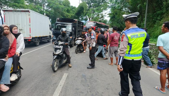 Sat Lantas Polres Garut Evakuasi Laka Lantas Di Jalan Raya Tarogong – Leles Garut