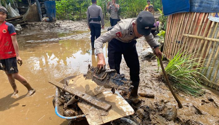 Polres Garut dan Unsur Forkopimcam Laksanakan Kerja Bakti Pembersihan Dampak Bencana Banjir