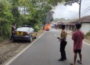 Respon Cepat Polsek Cilawu  Polres Garut Datangi TKP Kebakaran Mobil 