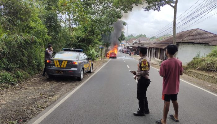 Respon Cepat Polsek Cilawu  Polres Garut Datangi TKP Kebakaran Mobil 