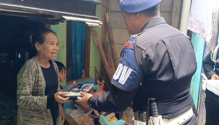 Satbrimob Polda Jabar Gelar Kegiatan Jumat Berkah Kepada Warga Sumedang