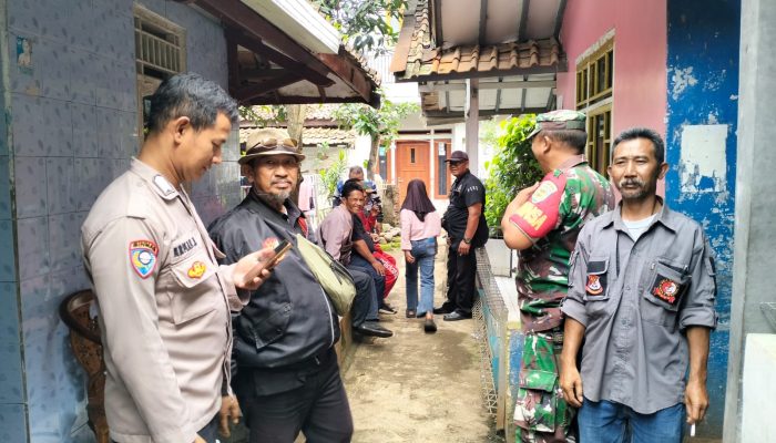 Polisi Cek TKP Penemuan Mayat di Kontrakan Limbangan