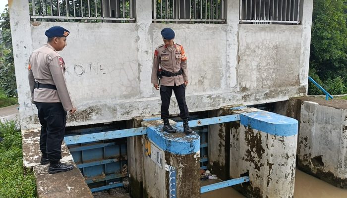 Pengecekan debit air di pintu air antisipasi banjir