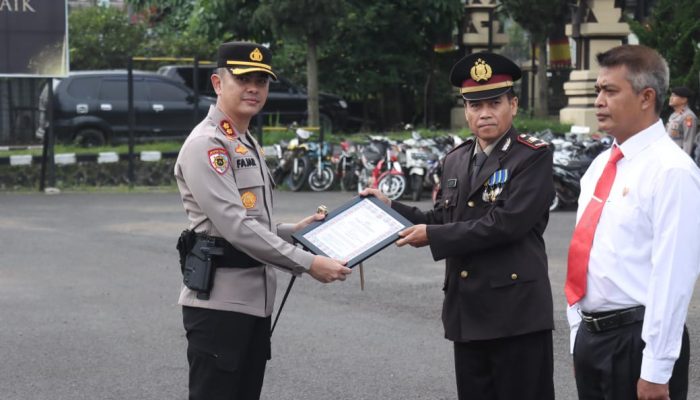 Kapolres Garut Pimpin Upacara Kenaikan Pangkat Pengabdian, Pelepasan Purna Tugas, dan Pemberian Penghargaan