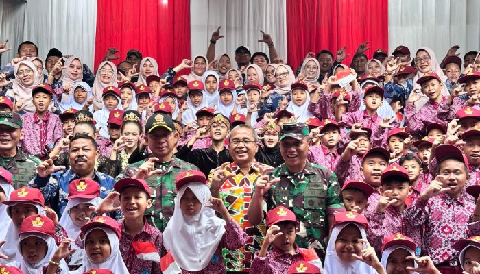 PJ Walikota Cimahi Dampingi Panglima  TNI, Tinjau Pelaksanaan Program Makan Bergizi Gratis di SD Negeri Pasirkaliki Mandiri 2