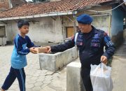 Satbrimob Polda Jabar Gelar Kegiatan Jumat Berkah Kepada Warga Cikeruh