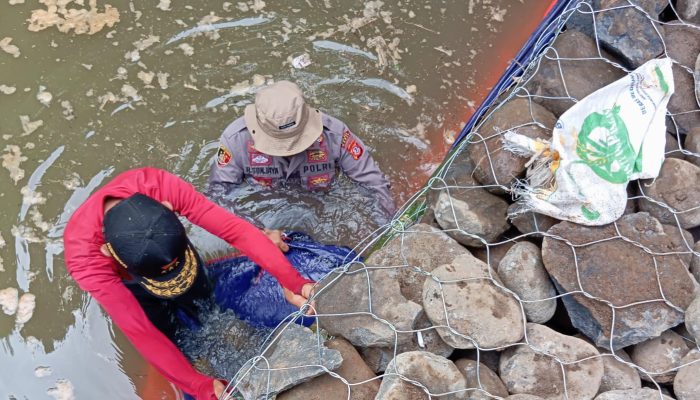 Bhabinlamtibmas Polsek Pasirwangi Gotong Royong Bersama Masyarakat Atasi Pondasi Bendungan Jebol
