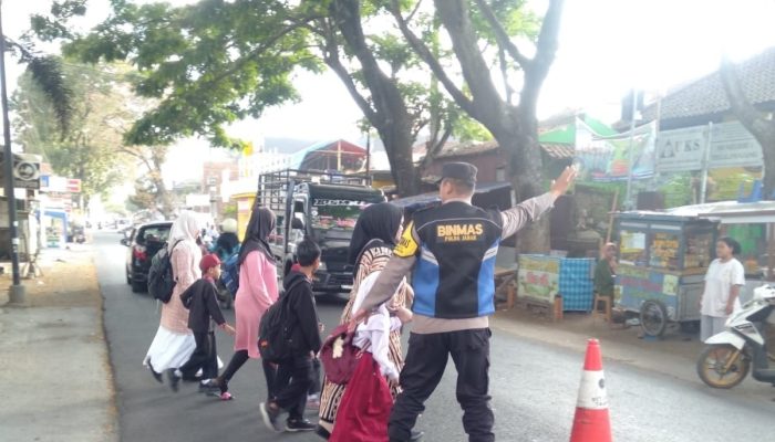 Pastikan Keamanan Anak Sekolah Polsek Wanaraja Laksanakan Gatur Pagi