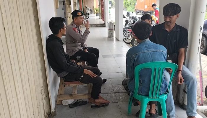 Arahan Kamtibmas Anggota Kompi 3 Batalyon C Pelopor Satbrimob Polda Jabar Kepada Masyarakat Desa Kosambi Kabupaten Karawang