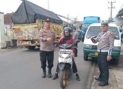 Polsek Samarang Bagikan Helm Gratis kepada Pengendara Sepeda Motor Dalam Rangka Ops Keselamatan Lodaya 2025