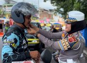 Sat Lantas Polres Garut Bagikan Helm dalam Rangka Ops Keselamatan Lodaya 2025