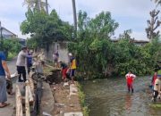 Bhabinkamtibmas Polsek Tarogong Kidul Lakukan Kerja Bakti Pembangunan TPT Irigasi Sungai Ciojar yang Amblas