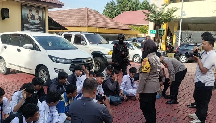 Anggota Brimob Polda Jabar BKO Polres Bogor kota Mengamankan  Aksi Tawuran pelajar 