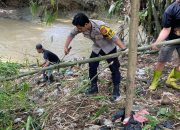 Bhabinkamtibmas Polsek Sumberjaya BRIPDA Fahrizal Laksanakan Kerja Bakti Bantu Warga Bangun Pagar Penahan Longsor di Desa Sepat