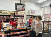 Dialogis Dengan Karyawan Alfamart, Personil Polsek Cikijing Sampaikan Pesan Kamtibmas