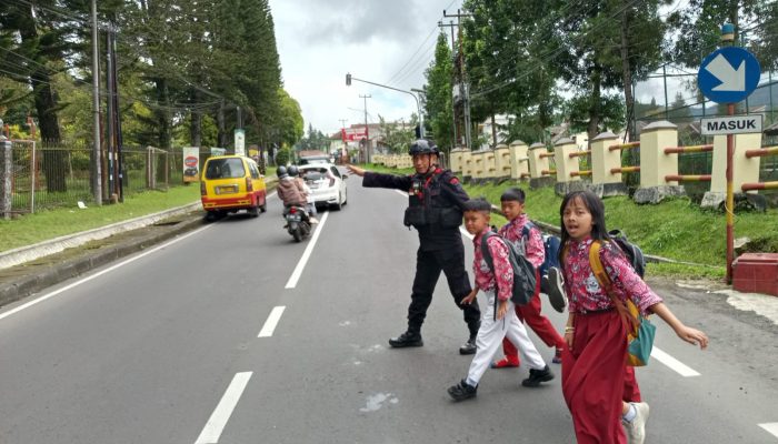 Anggota Piket Mako Batalyon B Pelopor Satbrimob Polda Jabar Memberikan  Pelayanan Kepada Masyarakat 