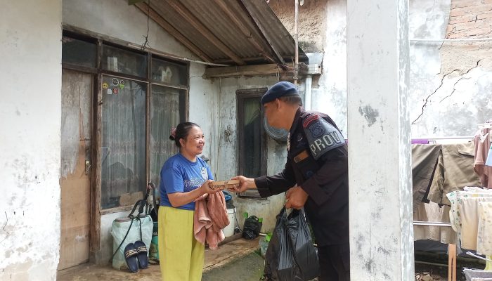 Sat Brimob Polda Jabar Gelar Bakti Sosial “Jumat Berkah” di Desa Cikeruh