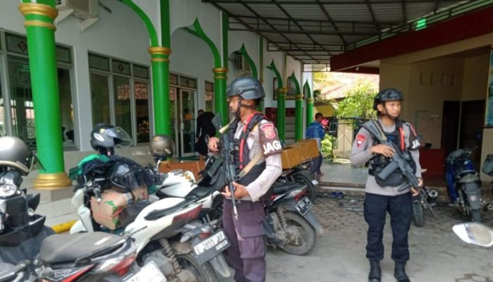 Brimob Jabar lakukan Pengamanan Shalat Jum’at di Mesjid Al-Yusro Cirebon