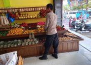 Antisipasi Gangguan Kamtibmas, Bhabinkamtibmas Polsek Cikijing Titipkan Pesan Kamtibmas Kepada Pengurus Pasar