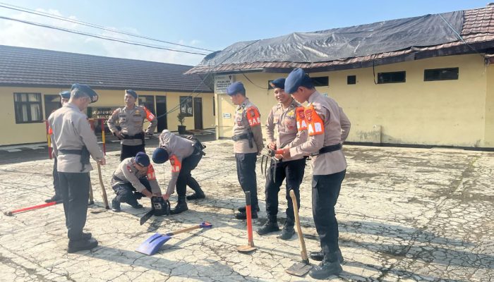 Anggota Batalion B Pelopor Satuan Brimob Polda Jabar Melaksanakan Siaga Sar Tanggap Bencana Alam