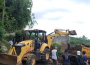 Bhabinkamtibmas Polsek Bayongbong Bersama Warga Lakukan Pembersihan Material Longsor di Jalan Cigedug-Cikajang