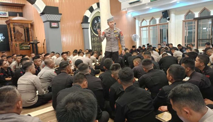 Anggota Sat Brimob Polda Jabar Laksanakan Binrohtal di Masjid Muhajirin Sumedang