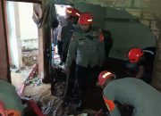 Tim SAR Lanjutkan Pembersihan Rumah Warga Terdampak Banjir Bandang di Cisarua